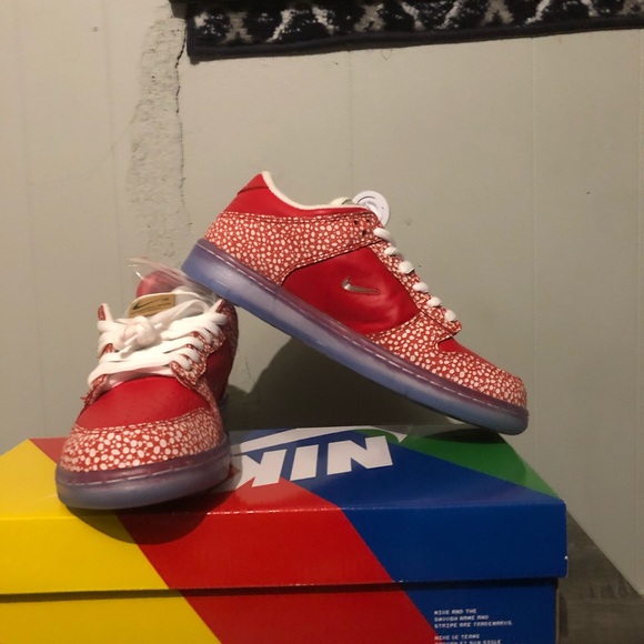 Nike SB Dunk Low x Stingwater Magic Mushroom - Picture 8 of 12
